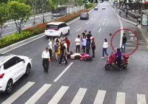 路上吃瓜反被撞,路旁闲聊反遭车祸